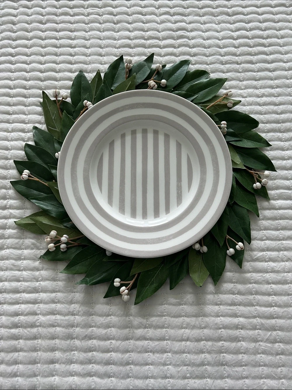 Pottery Barn Leafy Plate Chargers, Set of 4 (Set B)